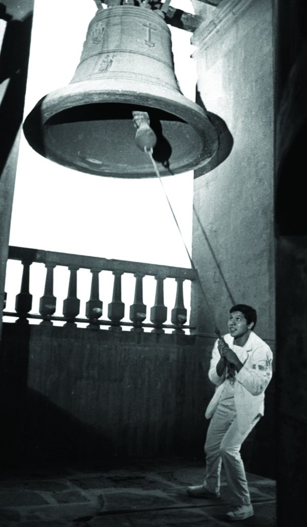 1968. Un estudiante que subió al campanario de Catedral Metropolitana trata de repicar la campana. Foto: Jesús Fonseca.