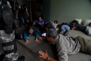 Visitantes del Hospital General de Tijuana se resguardan durante la balacera entre miembros del cártel de los Zetas y el Ejército Mexicano cuando intentaban rescatar a varios de sus compañeros que resultaron heridos en una balacera anterior en abril de 2007. /Noé Chávez Ceja/Cuartoscuro